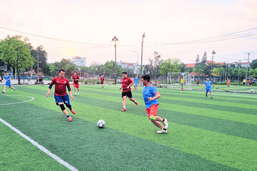 Hai đội đá bóng với tinh thần quyết tâm cao độ