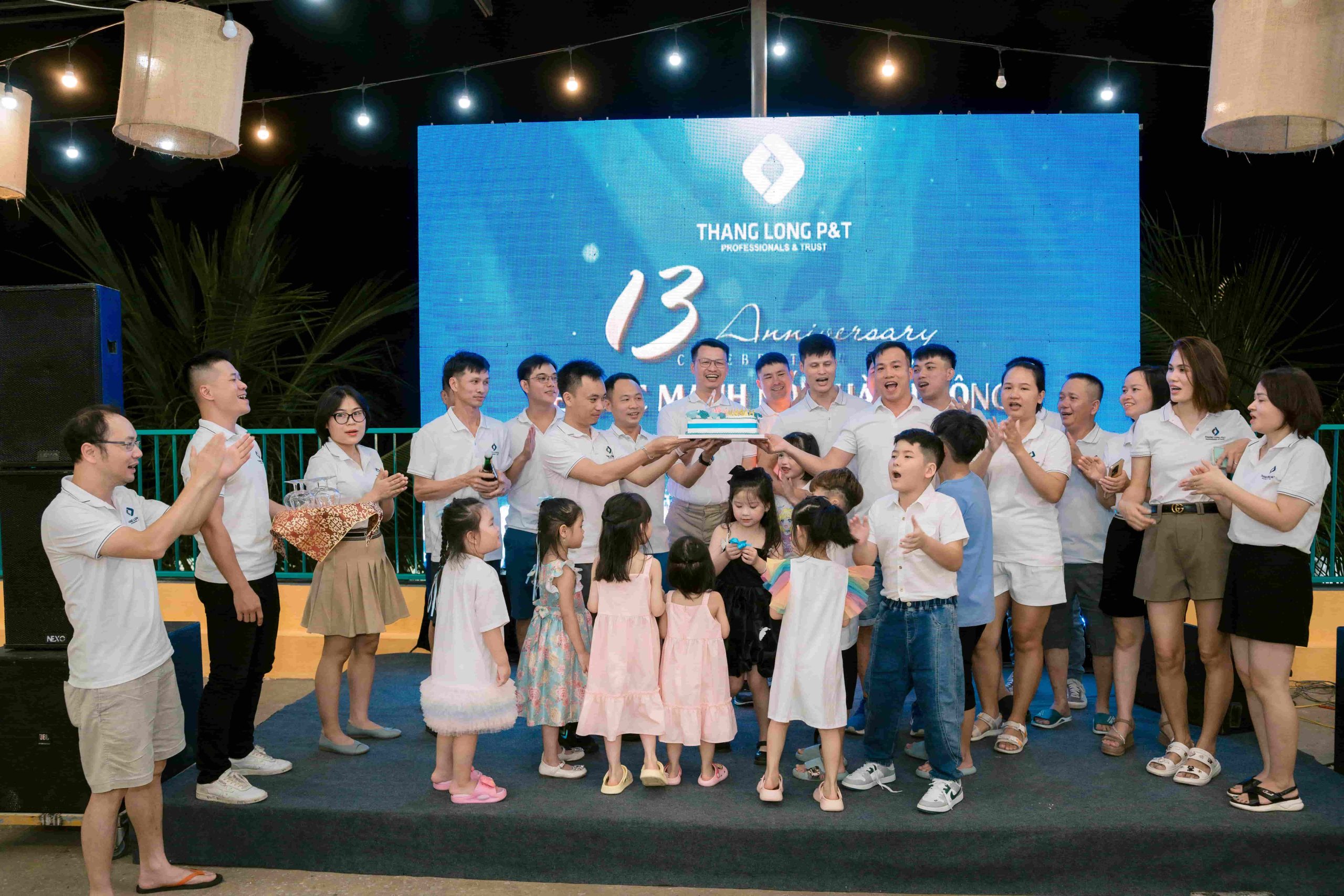 Tập thể công ty cùng thổi nến chúc mừng 13 năm thành lập Thăng Long P&T