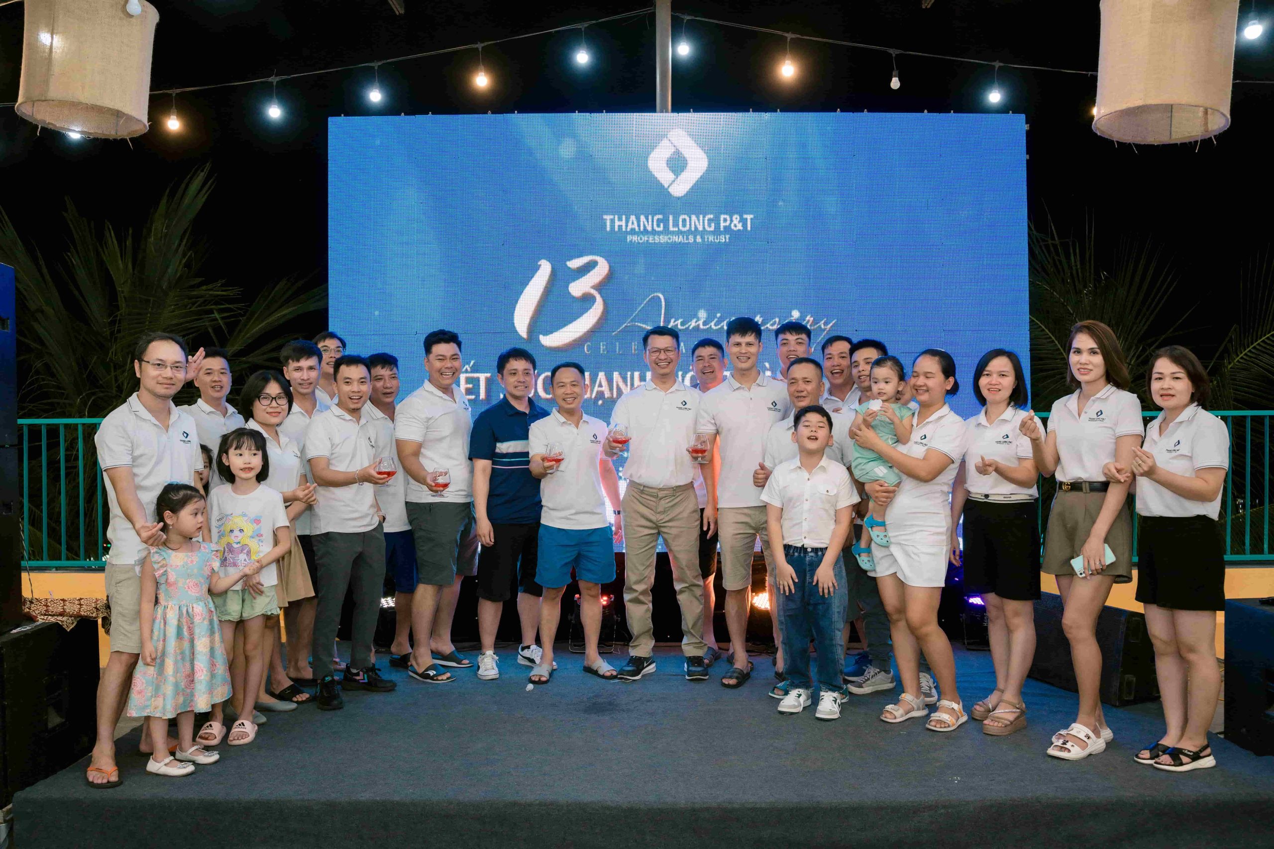 Tập thể công ty cùng nâng ly chúc mừng 13 năm thành lập Thăng Long P&T