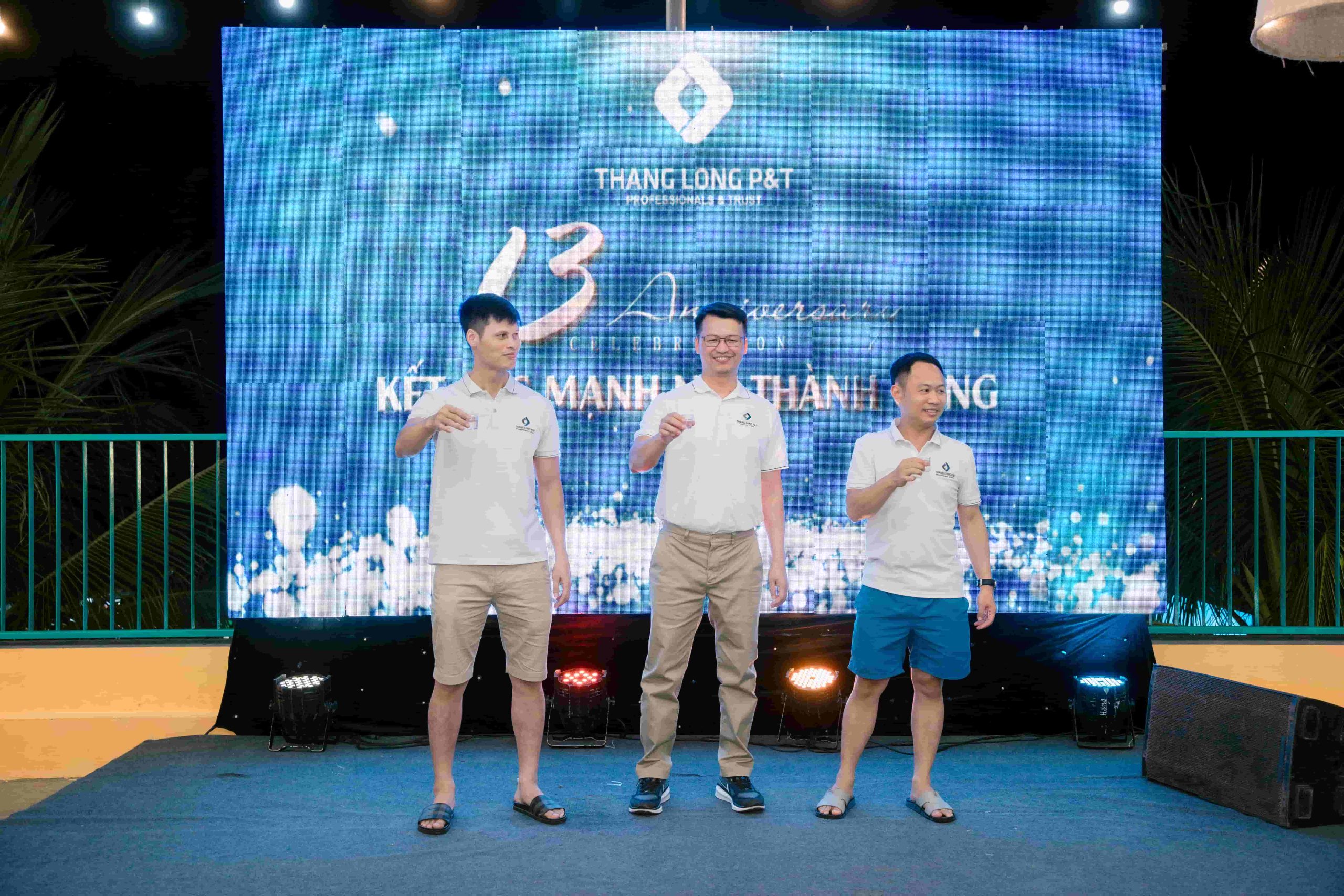 Ban lãnh đạo công ty nâng ly chúc mừng