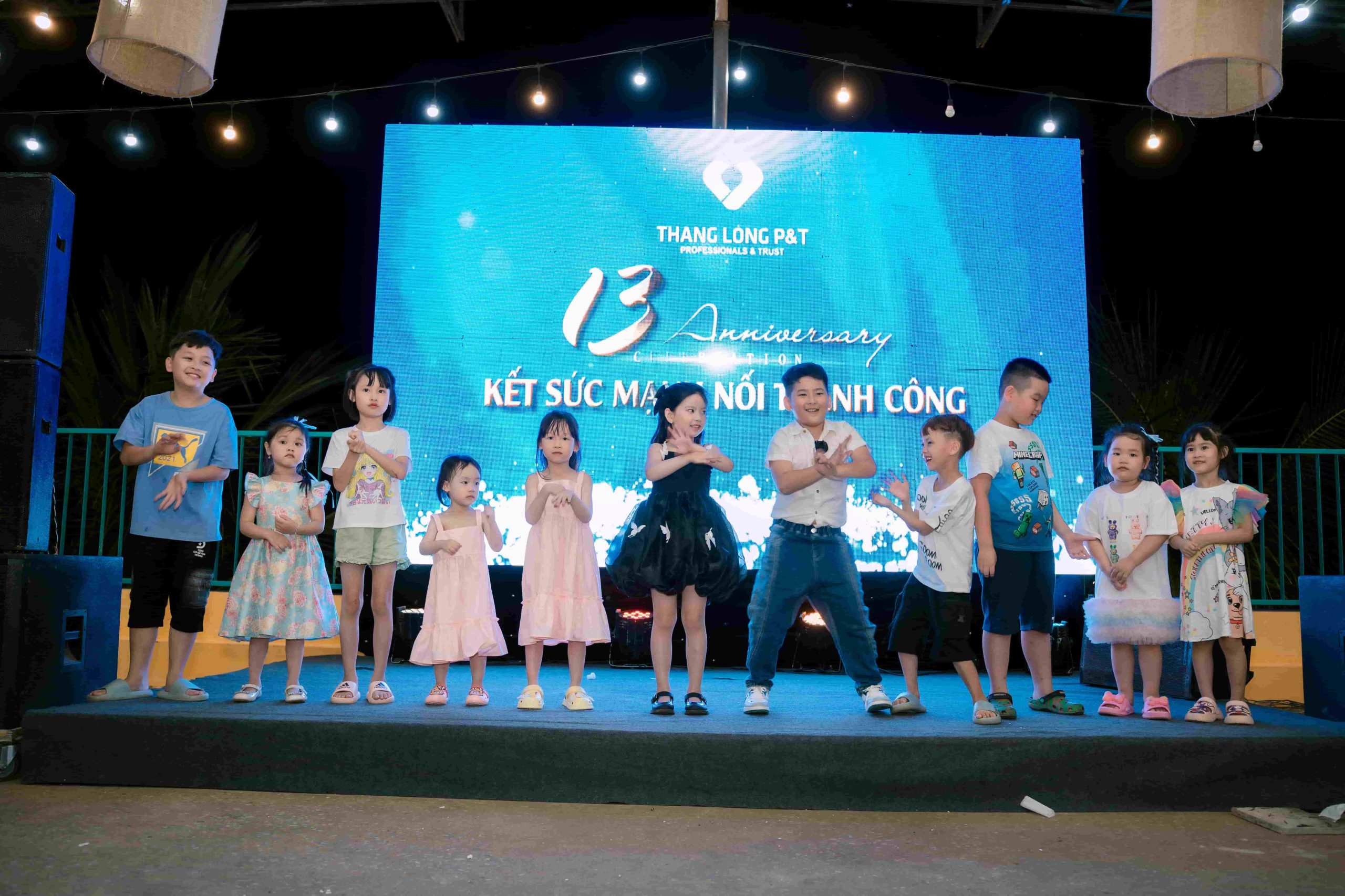 Các bé tham gia trò chơi vui nhộn