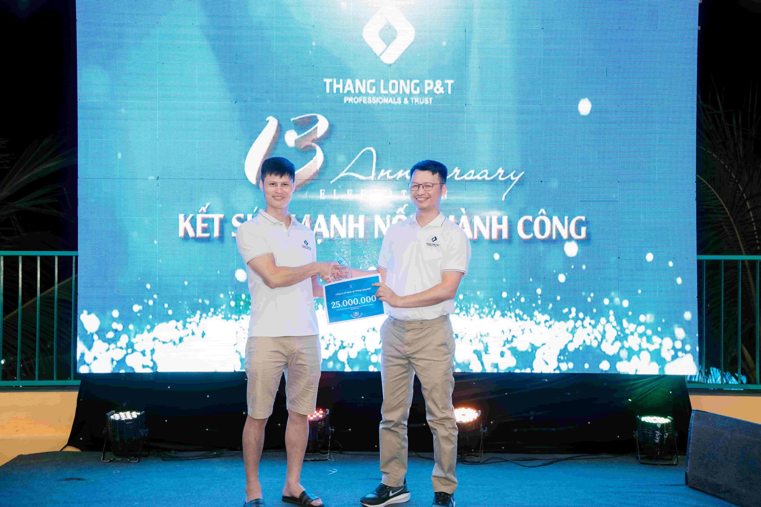 Giám đốc trao cúp và quà vinh danh thành viên gắn bó 10 năm