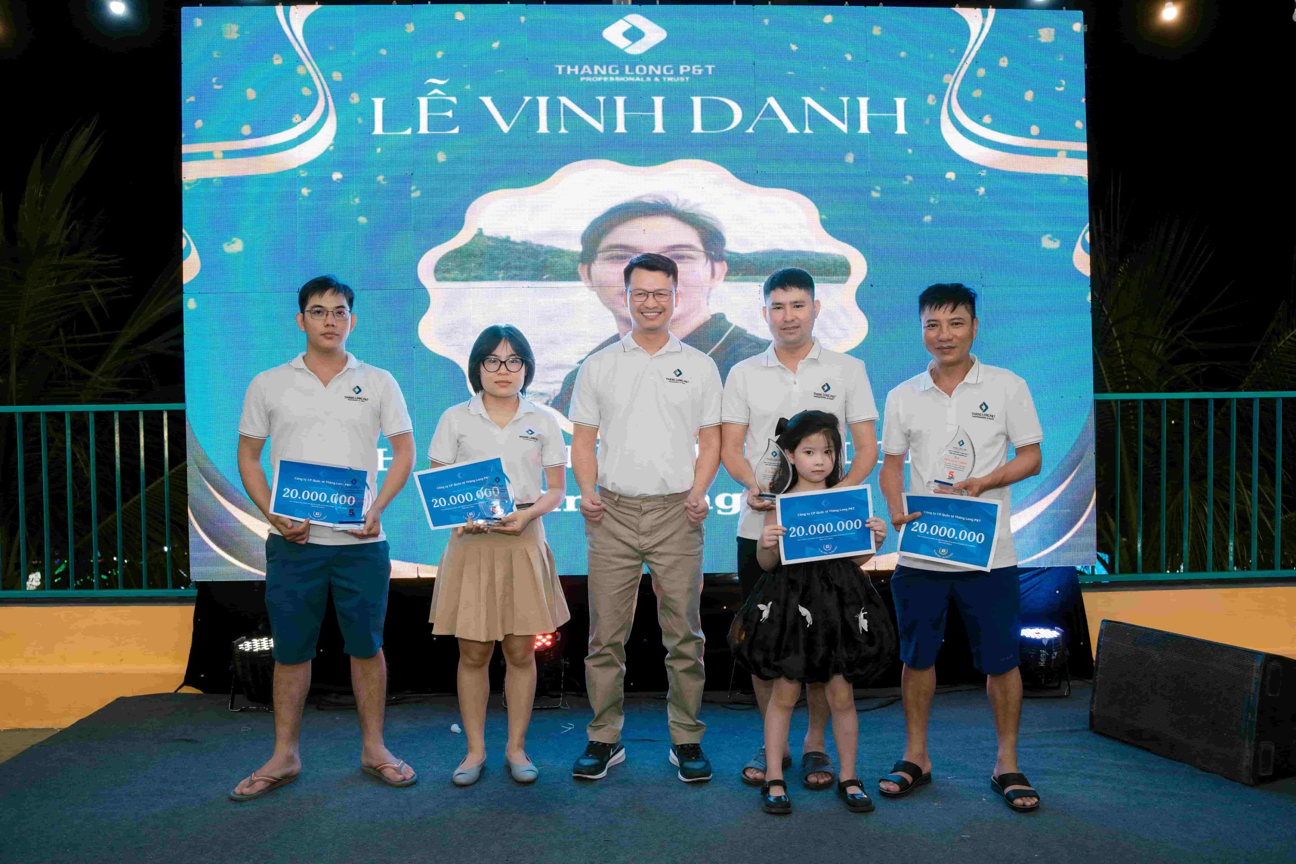 Giám đốc trao cúp và quà vinh danh các thành viên gắn bó 5 năm