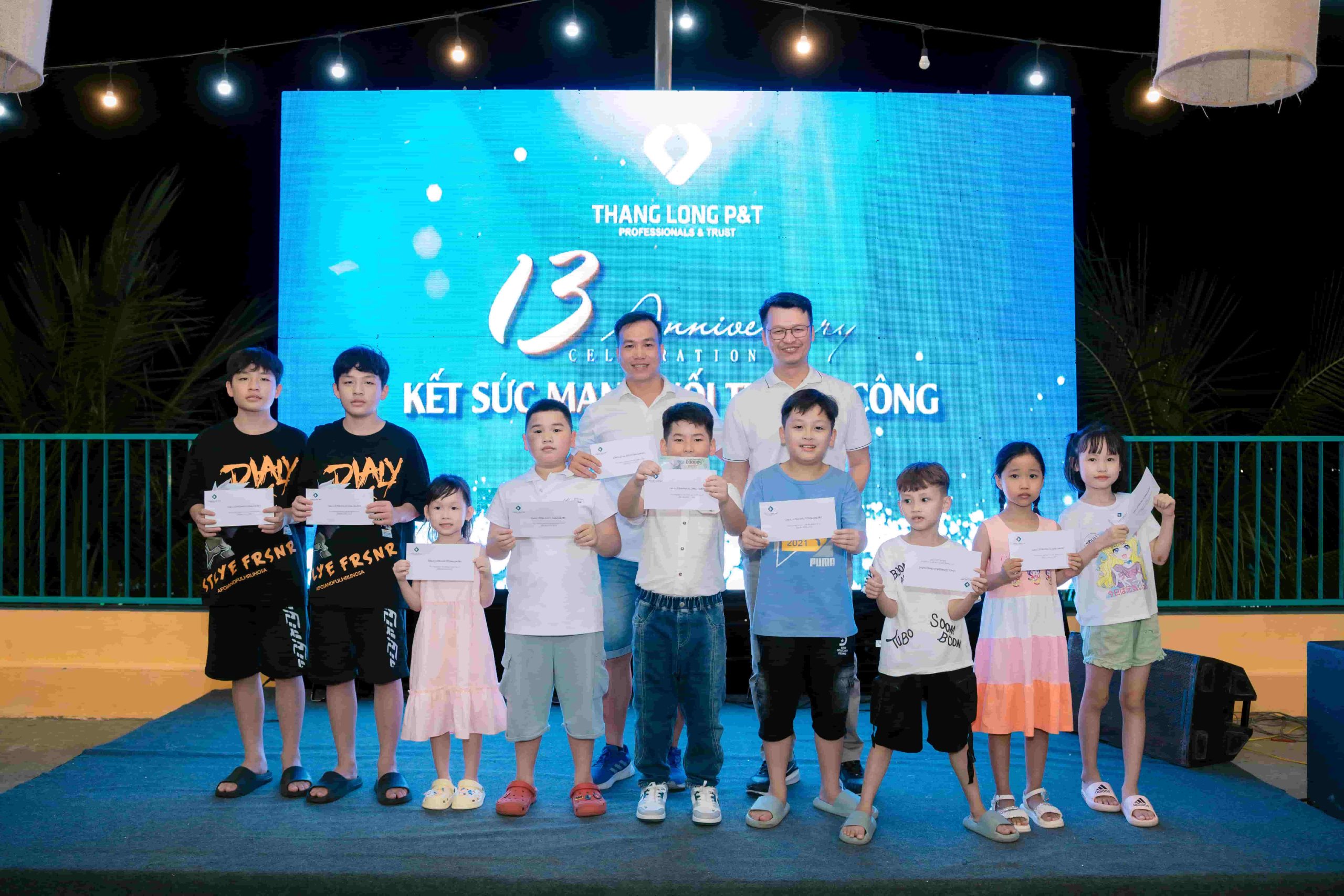 Giám đốc công ty trao khuyến học cho các con CBNV có thành tích cao năm học 2023-2024