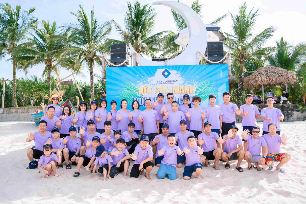 Cùng nhau chụp ảnh tập thể lưu lại những khoảnh khắc đáng nhớ