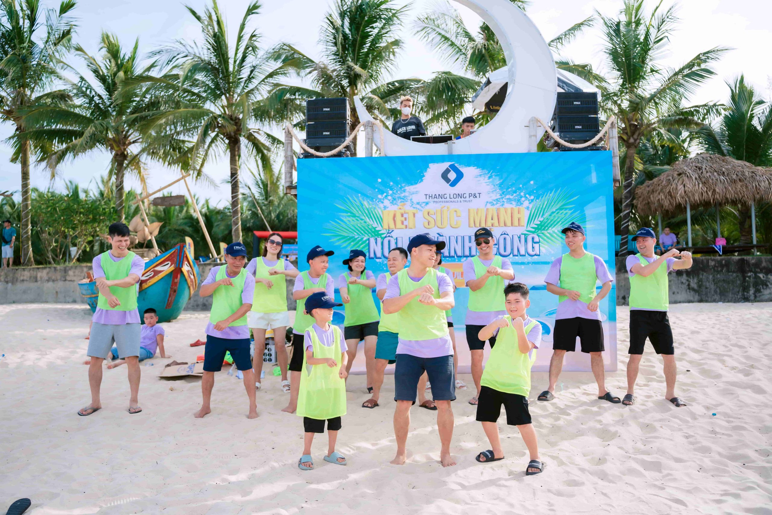 Những nụ cười sảng khoái xóa tan mọi khoảng cách giữa các thành viên