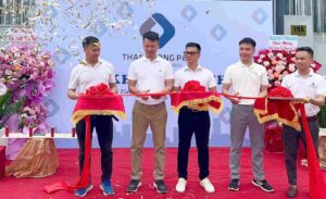 Ban lãnh đạo cắt băng khánh thành văn phòng mới của Thăng Long P&T Hà Tĩnh