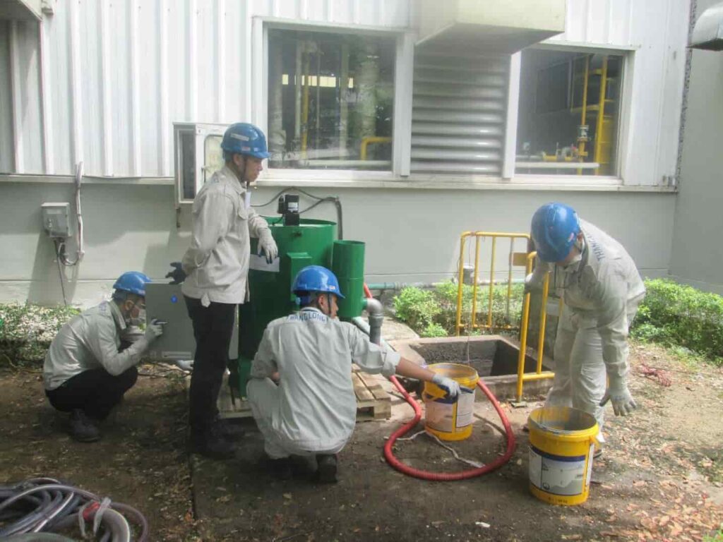 Lắp đặt hệ thống hút tách váng dầu GYRO SYSTEM tại bể nước thải chứa dung dịch làm mát có lẫn dầu