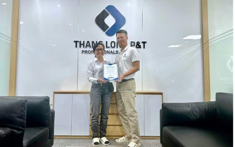 Bà B. Mashita Johannes - Giám đốc Phát triển Kinh doanh khu vực Châu Á của Fristam trao chứng nhận đại lý