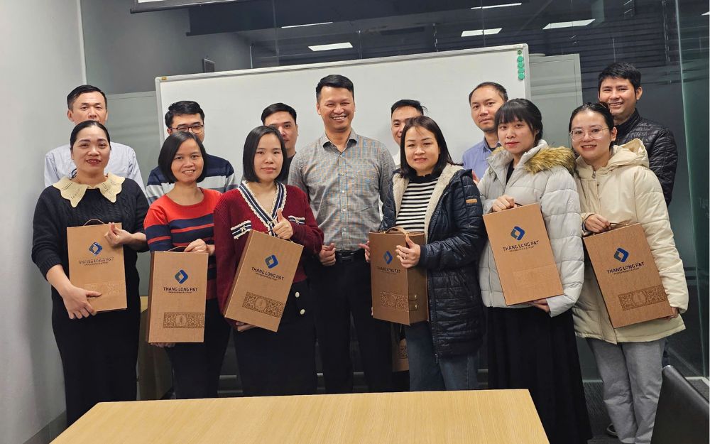 Giám đốc công ty trao quà cho CBNV công ty