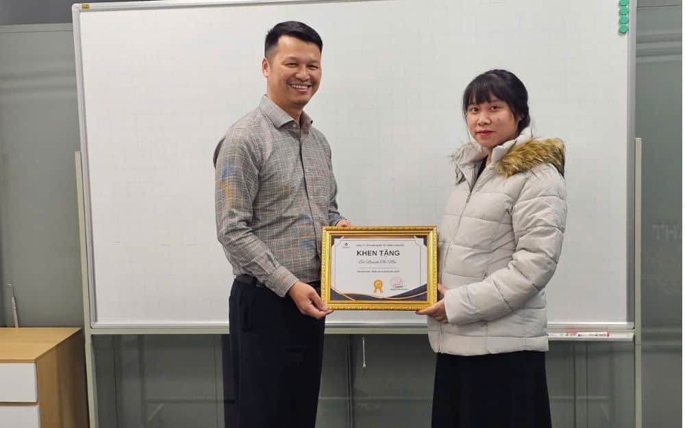 Bà Nguyễn Thị Mai nhận danh hiệu cá nhân xuất sắc nhất năm