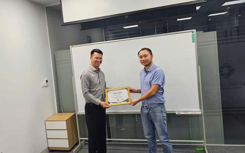 Trưởng phòng kỹ thuật đại diện nhận danh hiệu tập thể xuất sắc