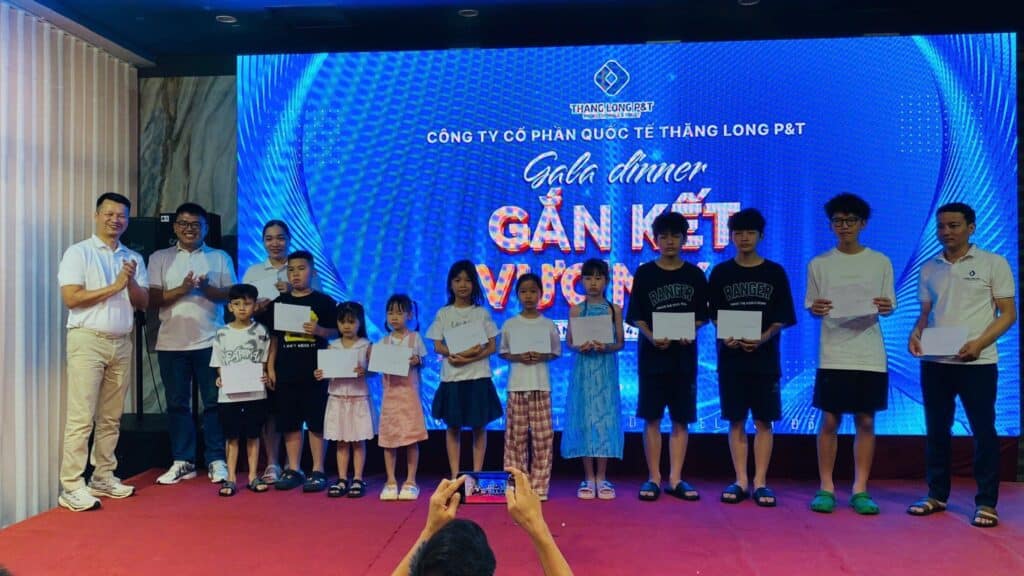 Ông Nguyễn Quốc Phương - giám đốc công ty trao quỹ khuyến học cho con em CBVN có thành tích học tập cao năm học 2024-2025