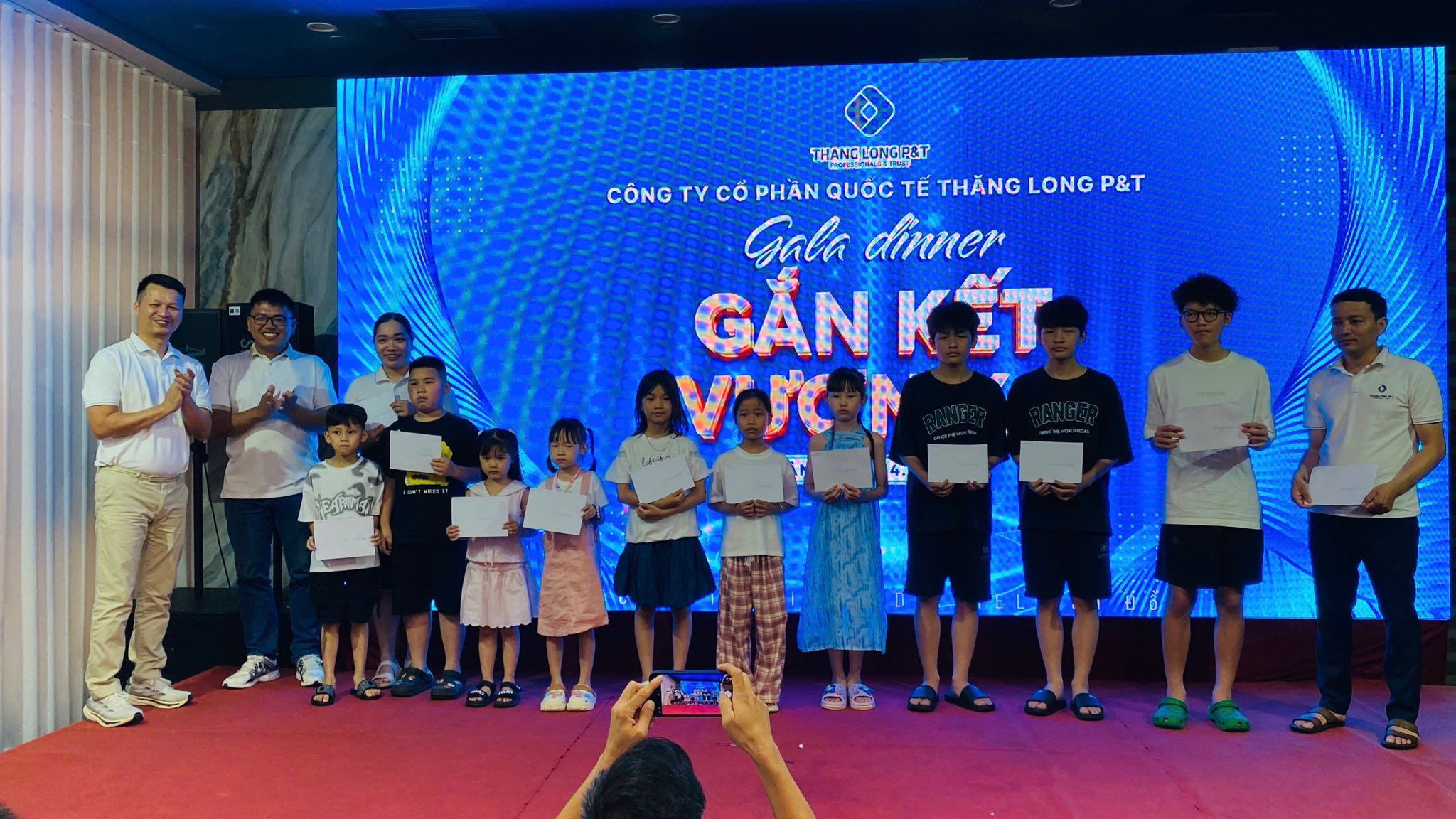 Ông Nguyễn Quốc Phương - giám đốc công ty trao quỹ khuyến học cho con em CBVN có thành tích học tập cao năm học 2024-2025