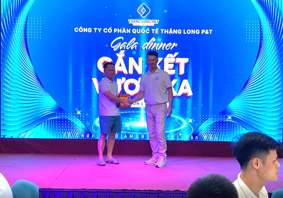 Giám đốc trao kỷ niệm chương và voucher nghỉ dưỡng trị giá 25.000.000 cho ông Nguyễn Tất Chính - giám đốc chi nhánh HCM đã gắn bó 10 năm