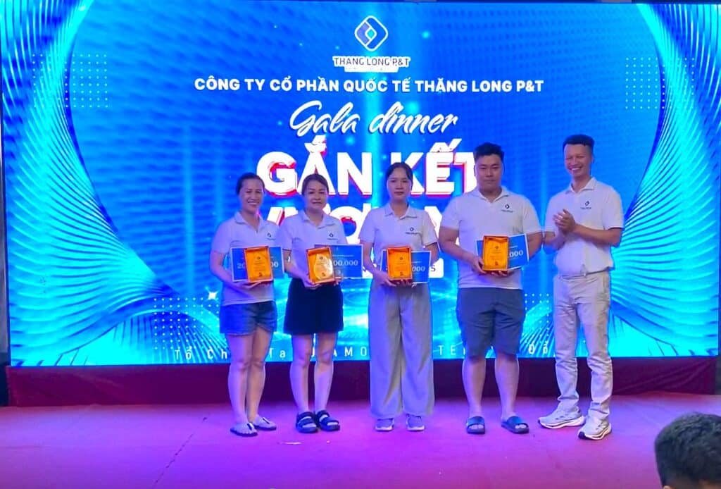 giám đốc Nguyễn Quốc Phương trao kỷ niệm chương và voucher nghỉ dưỡng trị giá 20.000.000 cho CBVN đã gắn bó 5 năm