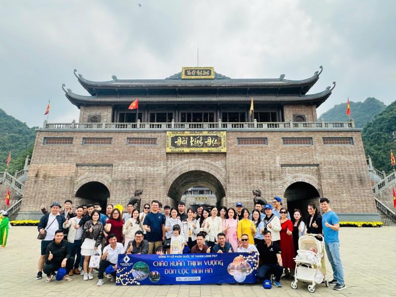 Đoàn tham quan Thung Ui