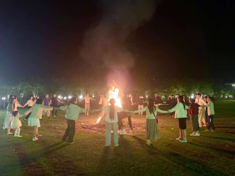 Hoạt động lửa trại giao lưu các thành viên trong công ty