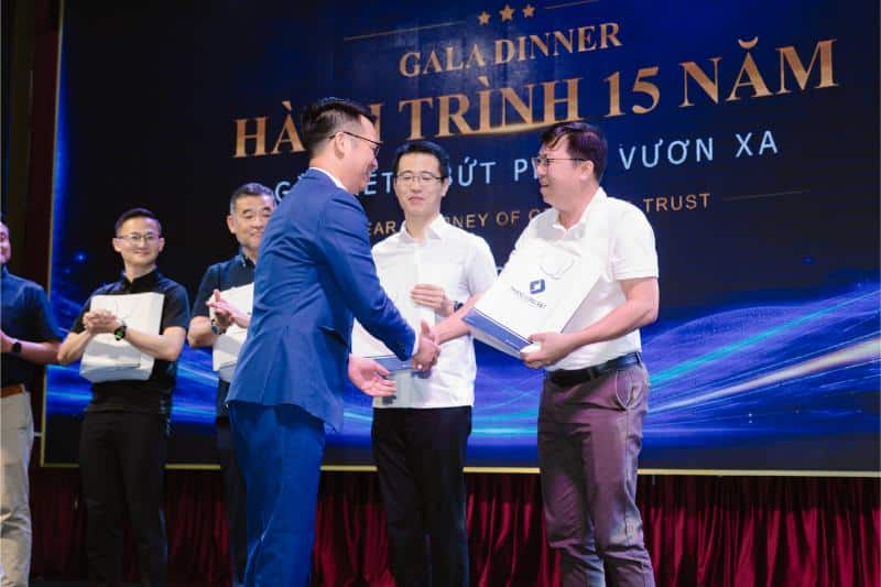 Ông Nguyễn Quốc Phương tặng quà cho các đối tác chiến lược