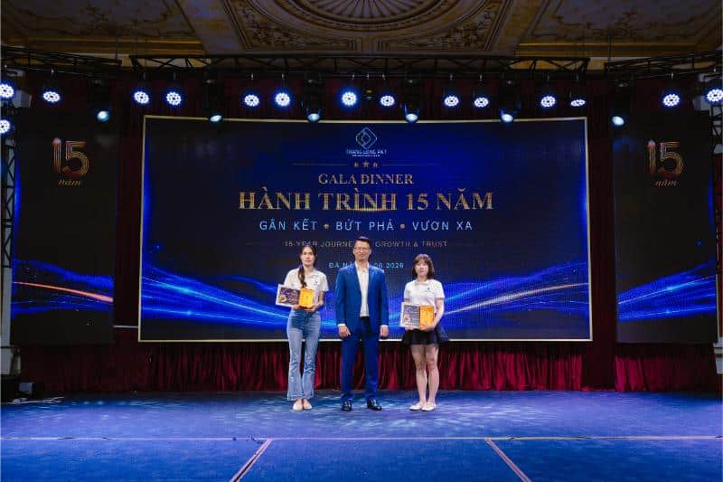 Chương trình trao cúp và voucher nghỉ dưỡng tri ân cho các CBNV cống hiến 5 năm và 10 năm