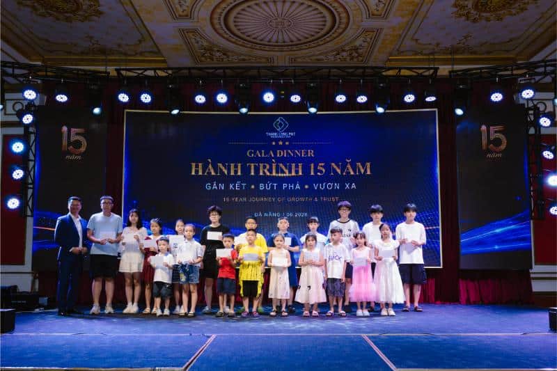 Trao quà khuyến học cho các cháu là con của CBVN đạt thành tích học tập cao năm học 2025-2026