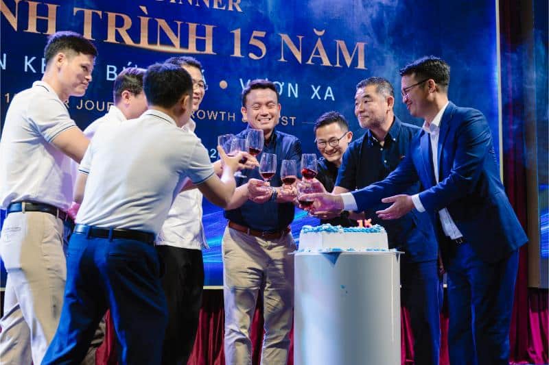 Ban lãnh đạo công ty cùng các đối tác chiến lược nâng ly khai tiệc