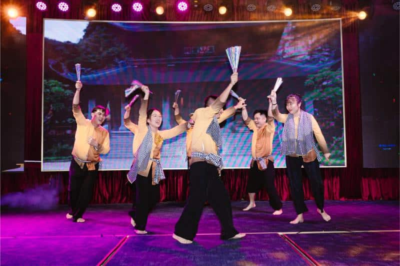 Tiết mục văn nghệ sôi động nhảy Lý kéo chài đại diện chi nhánh miền nam