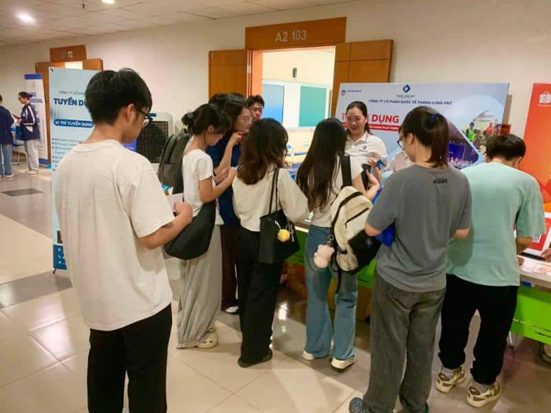 Những cuộc trao đổi trực tiếp tại gian hàng cũng giúp Thăng Long P&T hiểu hơn về định hướng nghề nghiệp của thế hệ sinh viên chuẩn bị bước vào thị trường lao động
