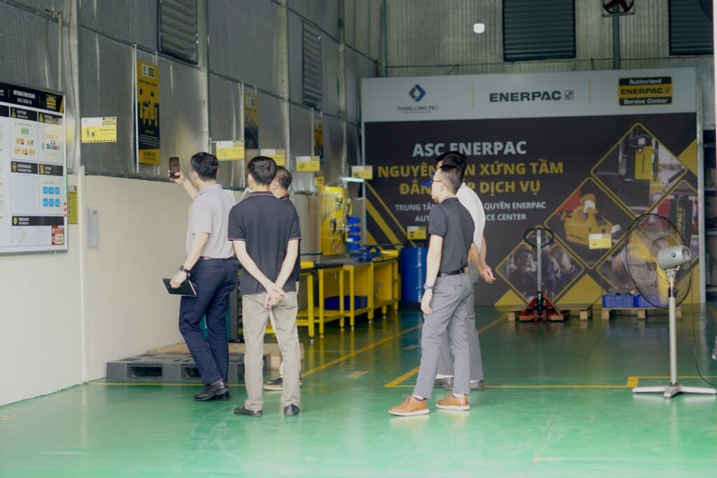 Đại diện Enerpac thăm xưởng dịch vụ mới của Thăng Long P&T
